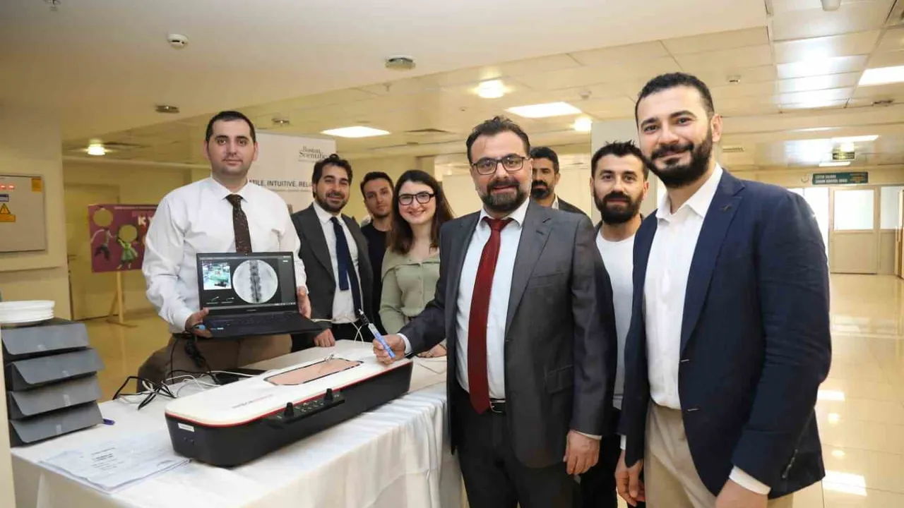 Algoloji uzmanları İzmir'de buluştu: Ağrı pili uygulaması akıllı gözlükle canlı izlendi