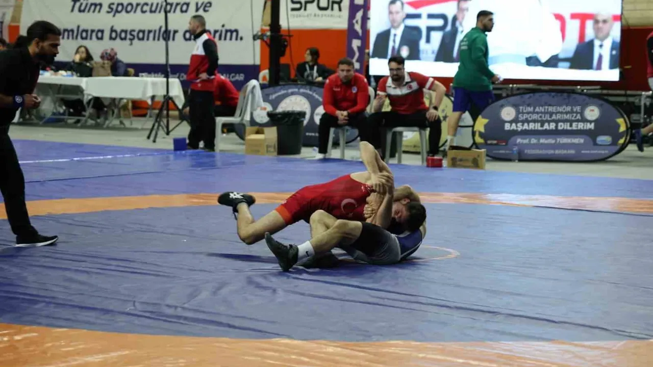 ALKÜ'lü Aidamir Ibavov, ÜNİLİG Yeşilay Türkiye Güreş Şampiyonası'nda gümüş madalya kazandı