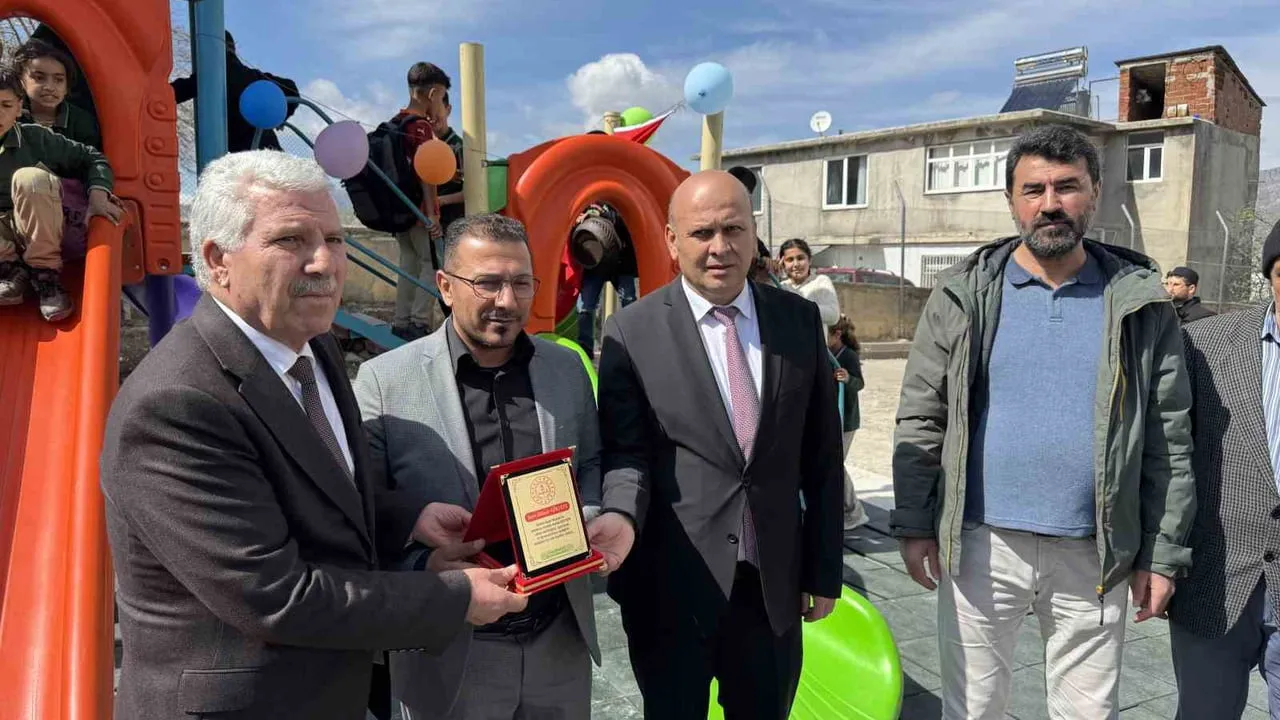 Almanya’da iş kuran Çermikli iş insanı köy okuluna oyun parkı ve kırtasiye desteği sağladı