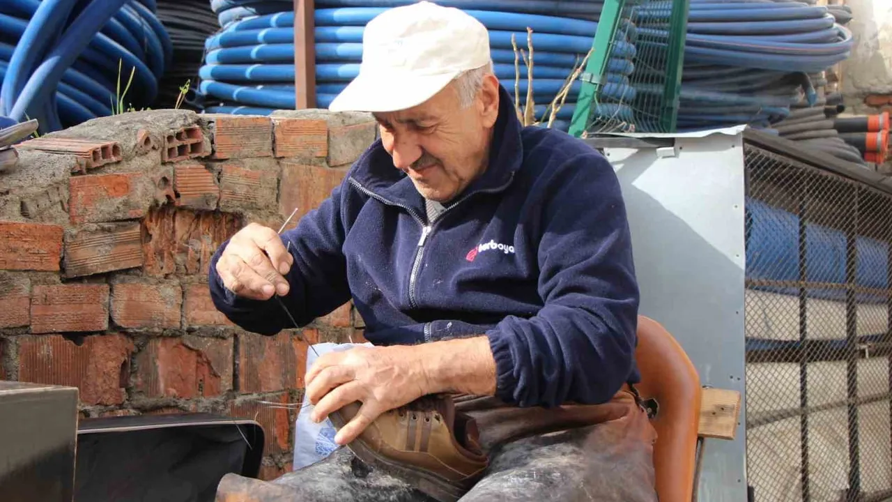 Amasya'da 50 yıllık usta Faruk Altınoğlu iğne ve iplikle tamir yapıyor