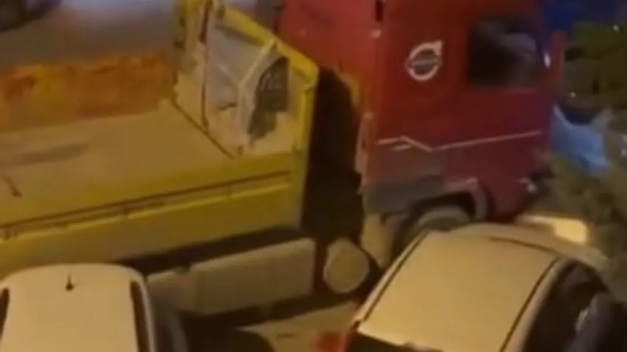 Ankara Pursaklar'da tırın park halindeki 9 araca çarpması maddi hasara yol açtı