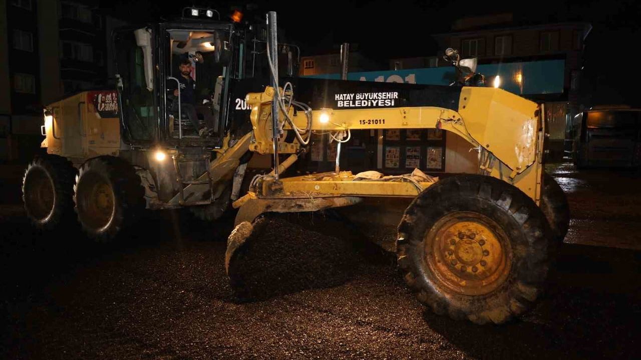 Antakya’da açık asfalt uygulamalarıyla yol bakım ve onarım çalışmaları sürüyor