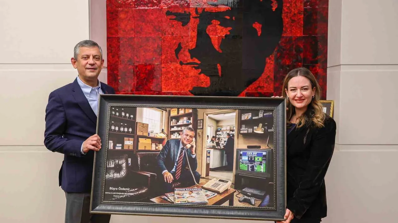 Antalya Başkan Vekili Büşra Özdemir, Özgür Özel'i makamında ziyaret etti ve tablo hediye etti