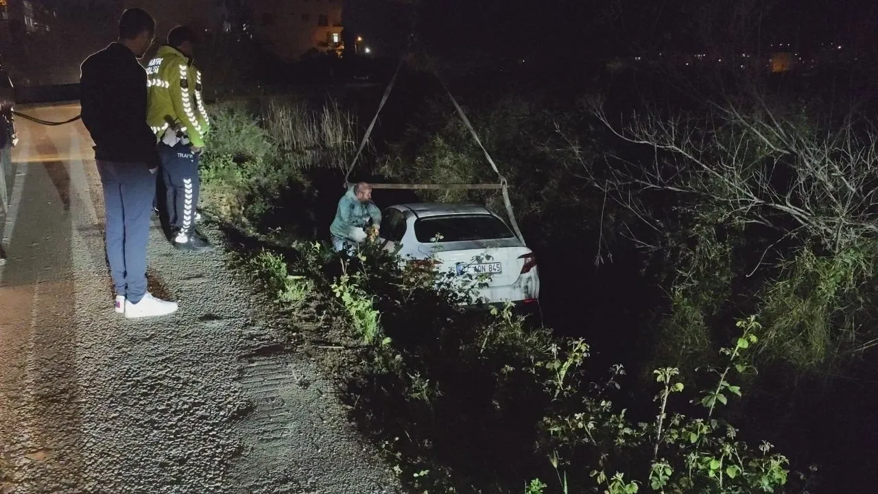 Antalya'da kiralık otomobil DSİ sulama kanalına uçtu; sürücü ekipler gelmeden ayrıldı