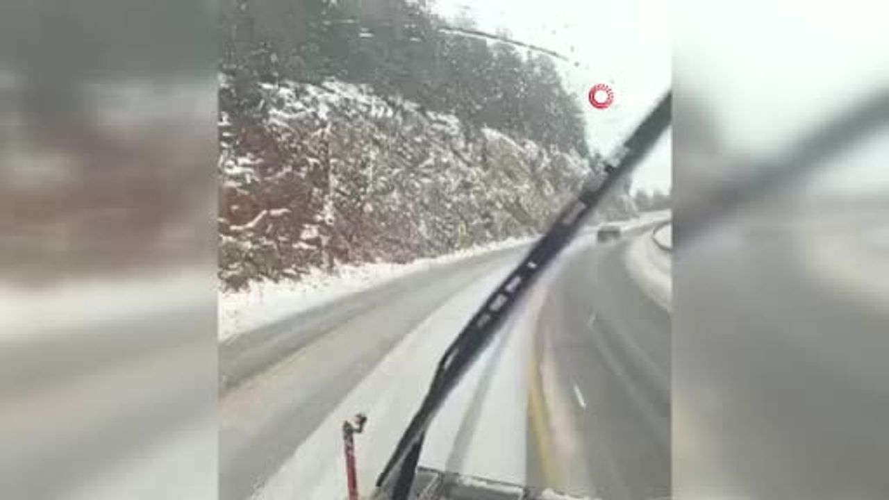 Antalya'da mart sonunda yüksek kesimlerde kar, Konyaaltı'nda deniz keyfi