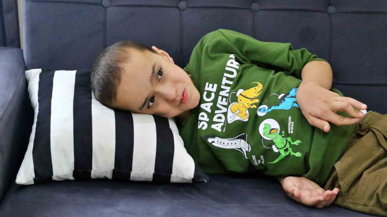 Antalya'da SOTOS ve otizm tanılı çocuğunu okuldan alan anne yaşadıklarını anlattı