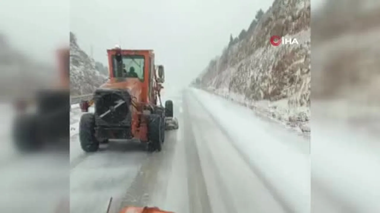 Antalya-Konya karayolu (Akseki-Seydişehir) kar yağışından etkileniyor: Alacabel'de 15 cm