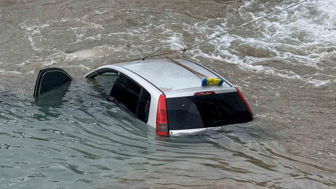 Antalya Serik'te otomobil Köprüçayı Irmağı'na uçtu; 3 kişi kendi imkanlarıyla kurtuldu