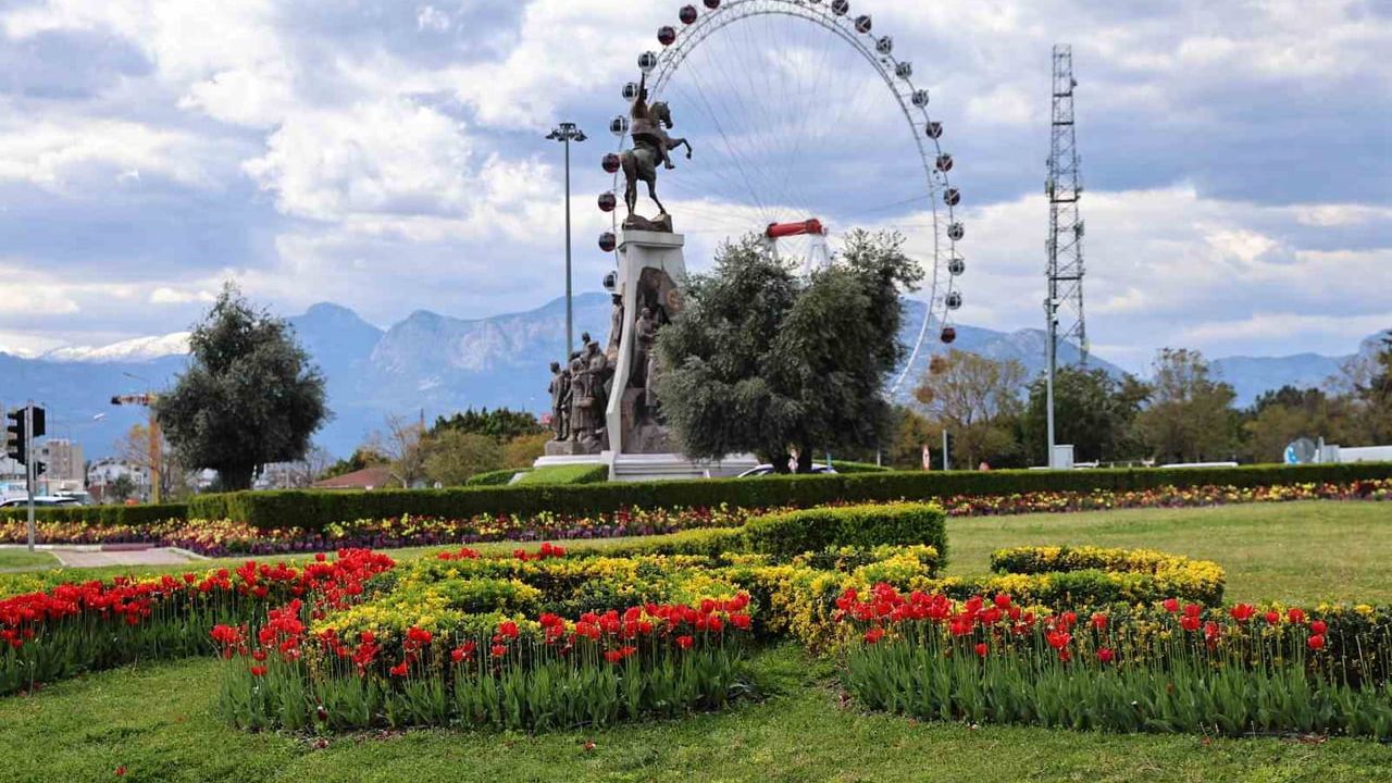 Antalya sokakları belediye üretimi lalelerle bahar renklerine büründü