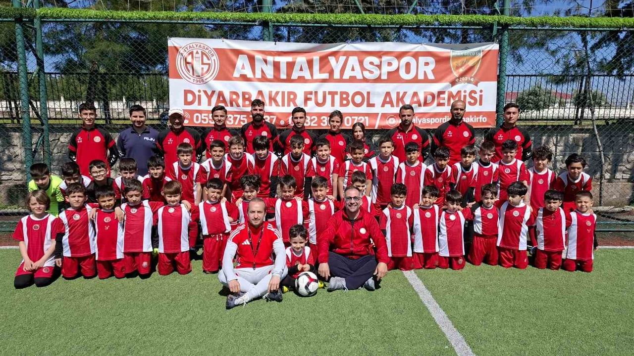 Antalyaspor Diyarbakır Futbol Akademisi'nden minik sporculara sağlık ve kişisel bakım atölyesi
