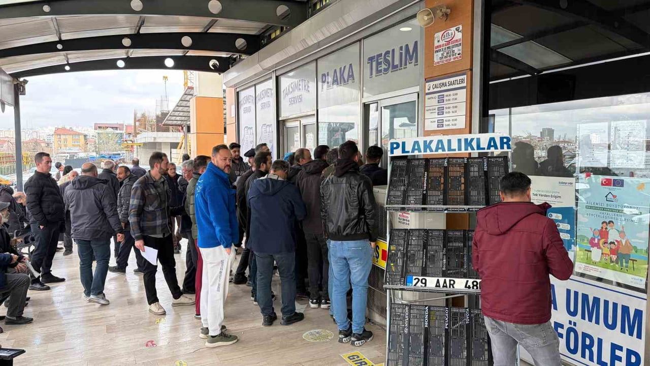 APP plaka değişiminde son gün yoğunluğu: Ankara'da uzun kuyruklar