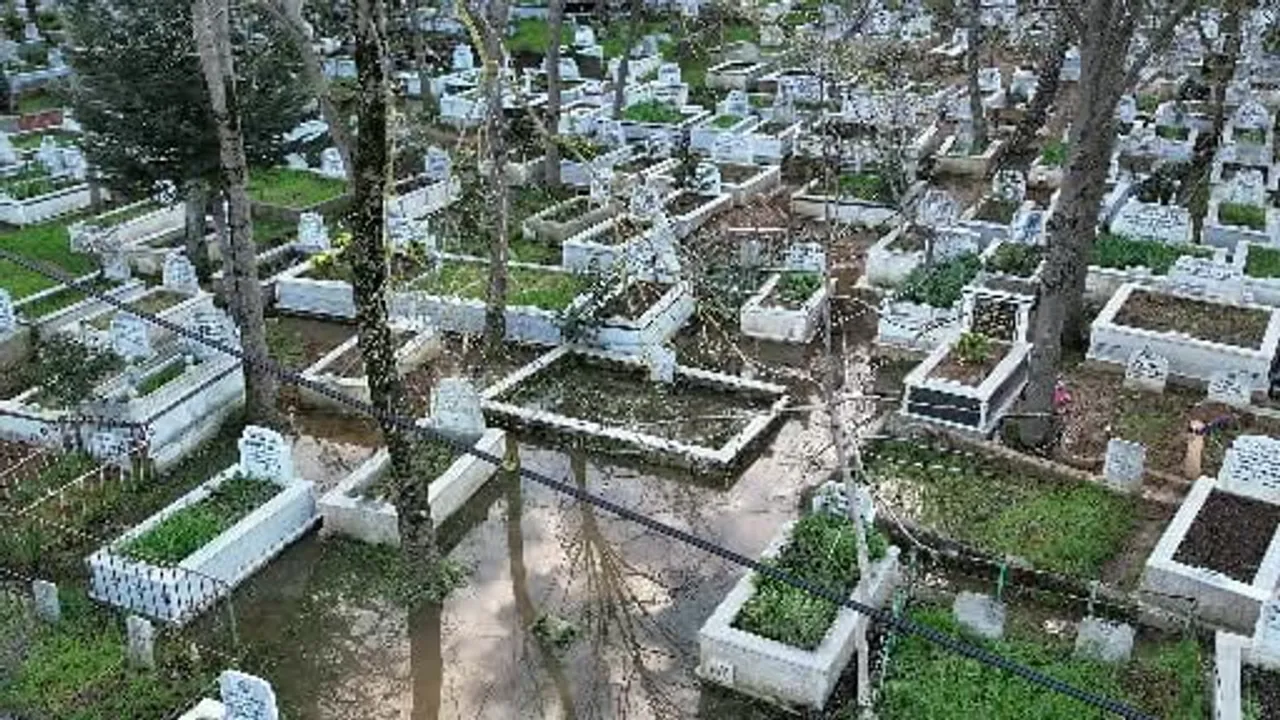 Arnavutköy'de Boğazköy Mezarlığı yağış sonrası su altında kaldı