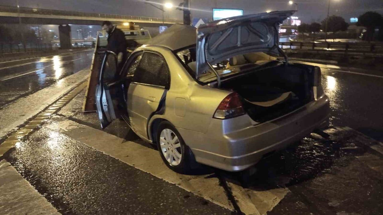 Ataşehir'de D-100'de Bariyerlere Saplanan Otomobil: 1 Ağır Yaralı