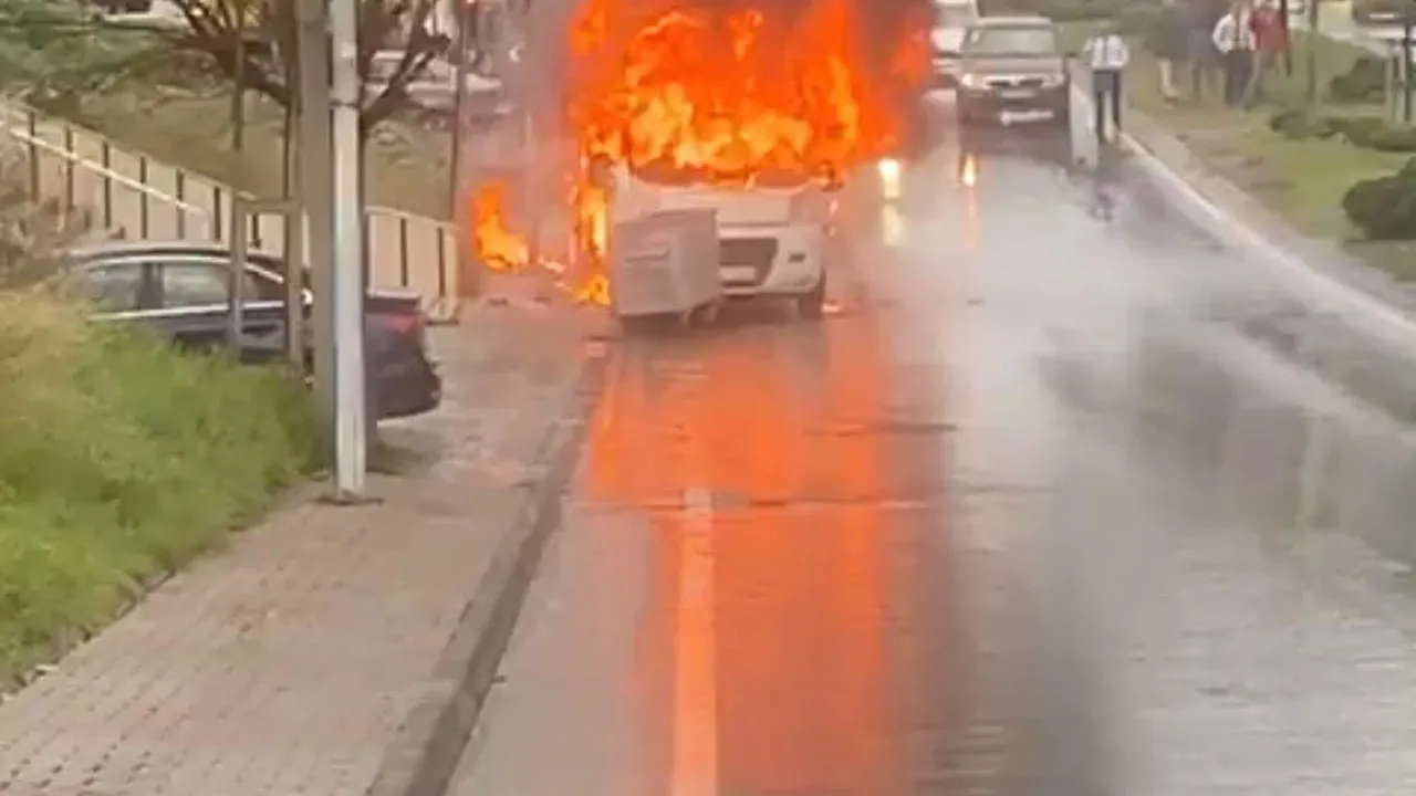 Ataşehir Şerifali'de Seyir Halindeki Servis Minibüsü Turgut Özal Bulvarı'nda Yandı