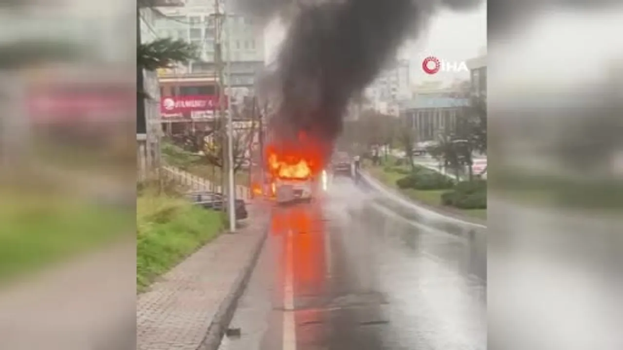 Ataşehir Şerifali'de seyir halindeki servis minibüsü yandı, araç kullanılamaz hale geldi