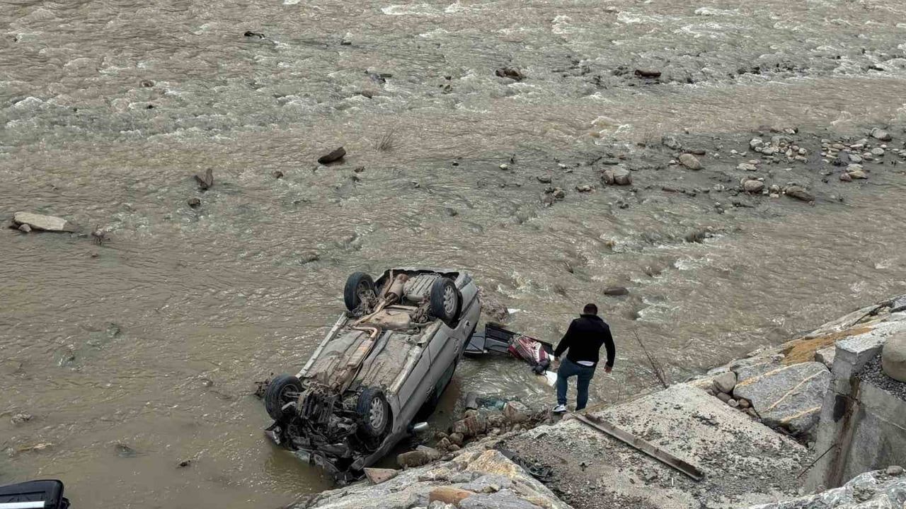 Ayancık’ta otomobil ırmağa uçtu: 1 kişi yaralandı