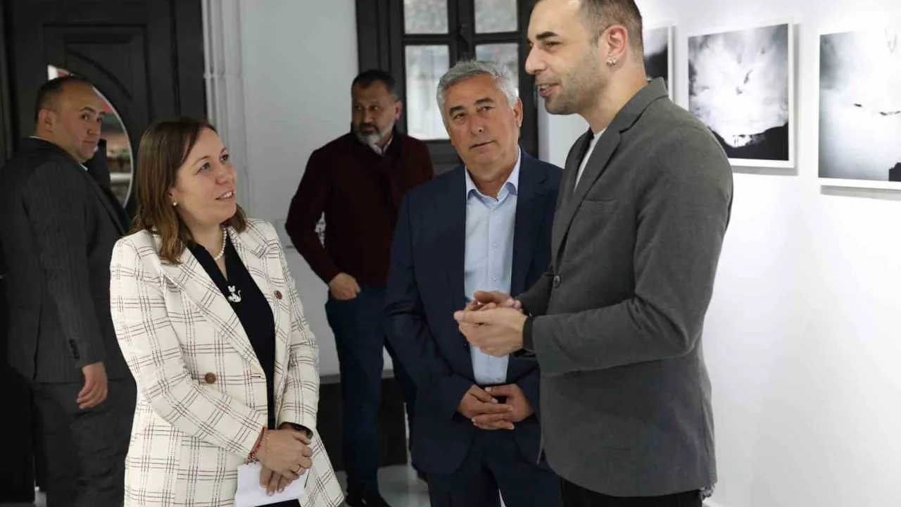 Aydın Berk Bilgin'in 'Yer Gök Arasında' Sergisi Nilüfer Fotoğraf Müzesi'nde Açıldı