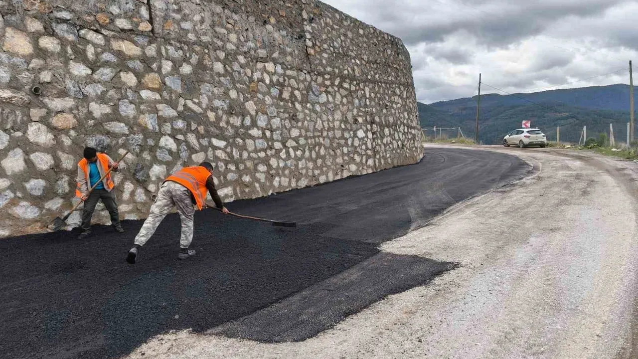 Aydın Büyükşehir Belediyesi'nden eş zamanlı ulaşım çalışmaları: İl genelinde yol bakımı ve onarımı