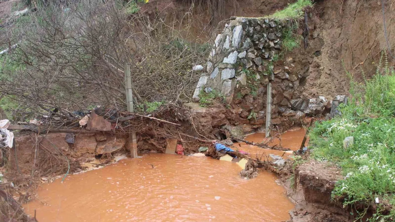 Aydın Efeler'de Çakırlar Çayı taşması toprak kaymasına yol açtı; tahliyeler ve güçlendirme çalışmaları başlatıldı
