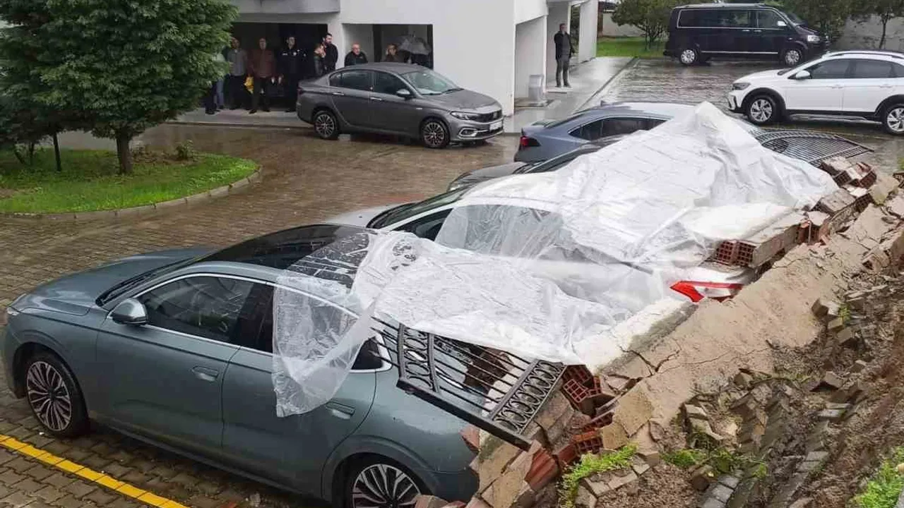 Aydın Efeler'de istinat duvarı yıkıldı: Park halindeki 5 araç zarar gördü