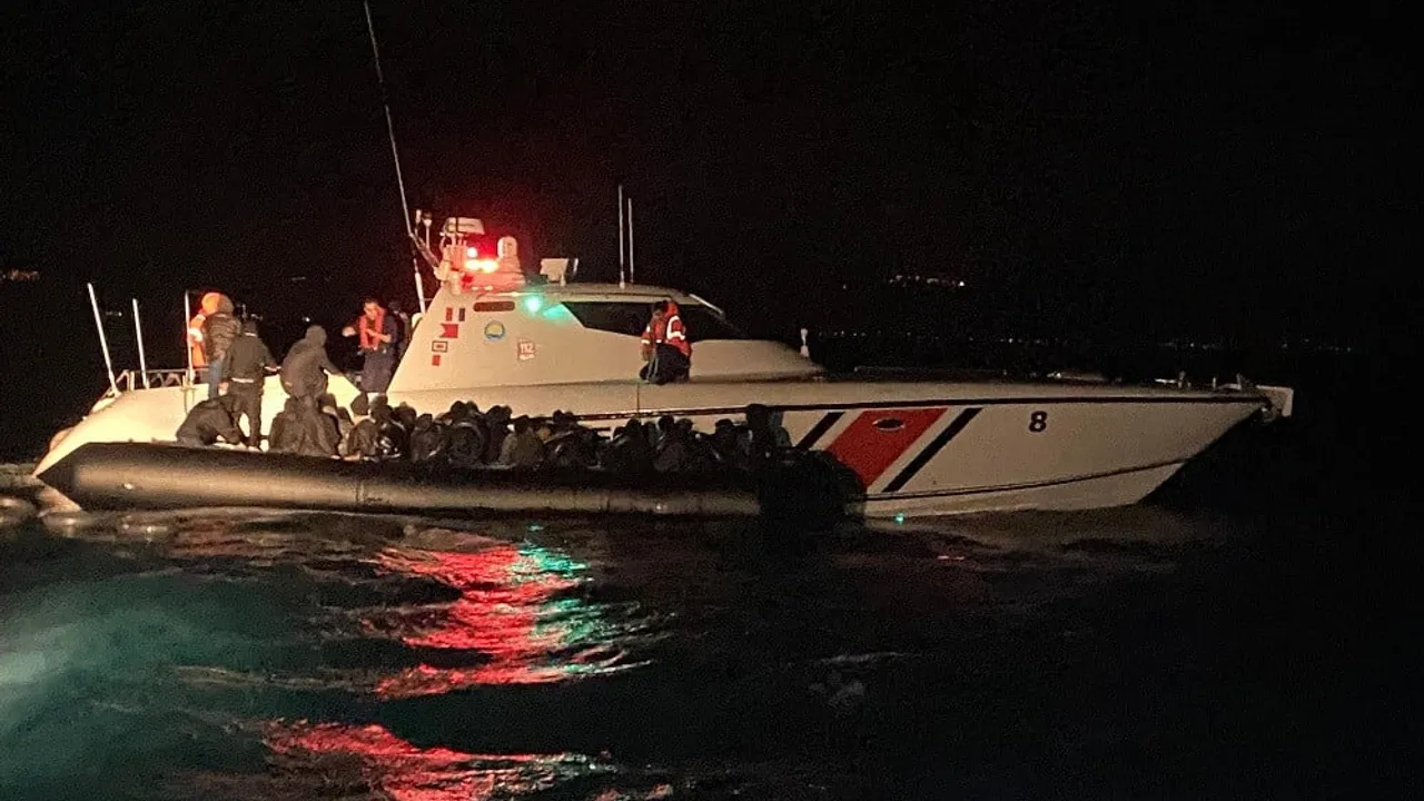 Ayvalık açıklarında motor arızası: 39 düzensiz göçmen Sahil Güvenlik tarafından kurtarıldı