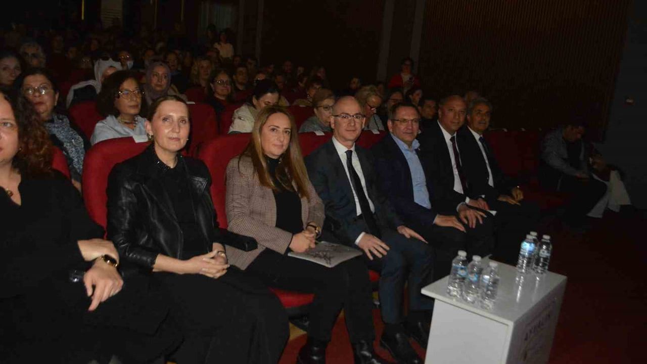 Ayvalık’ta 'Anadolu’nun Kapısı Çanakkale' müzikal halk dansları tiyatrosu sahnelendi