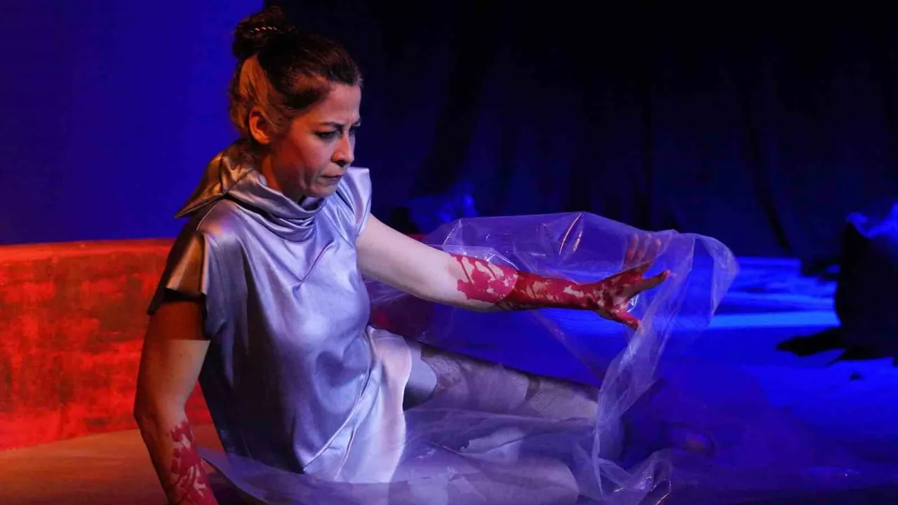 Ayvalık'ta Dünya Tiyatro Günü'nde 'Müdahil' sahnelendi: Kadına şiddet bir silahın gözünden anlatıldı