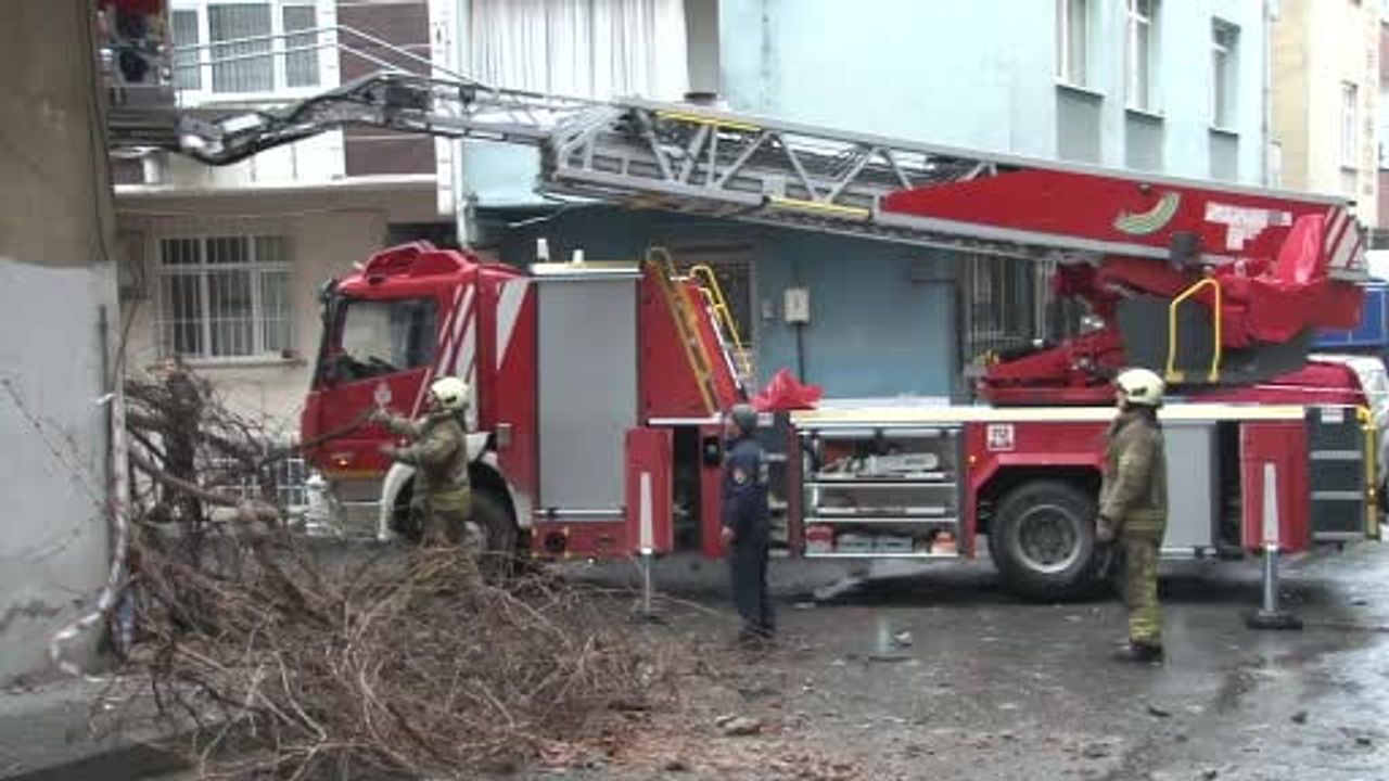 Bağcılar'da çatı katında kısmi çökme: 2 araç hasar gördü