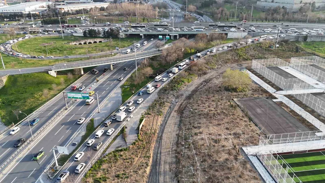 Bahçelievler Çobançeşme Kavşağı'nda Akşam Trafiği Sürücüleri İsyan Ettirdi