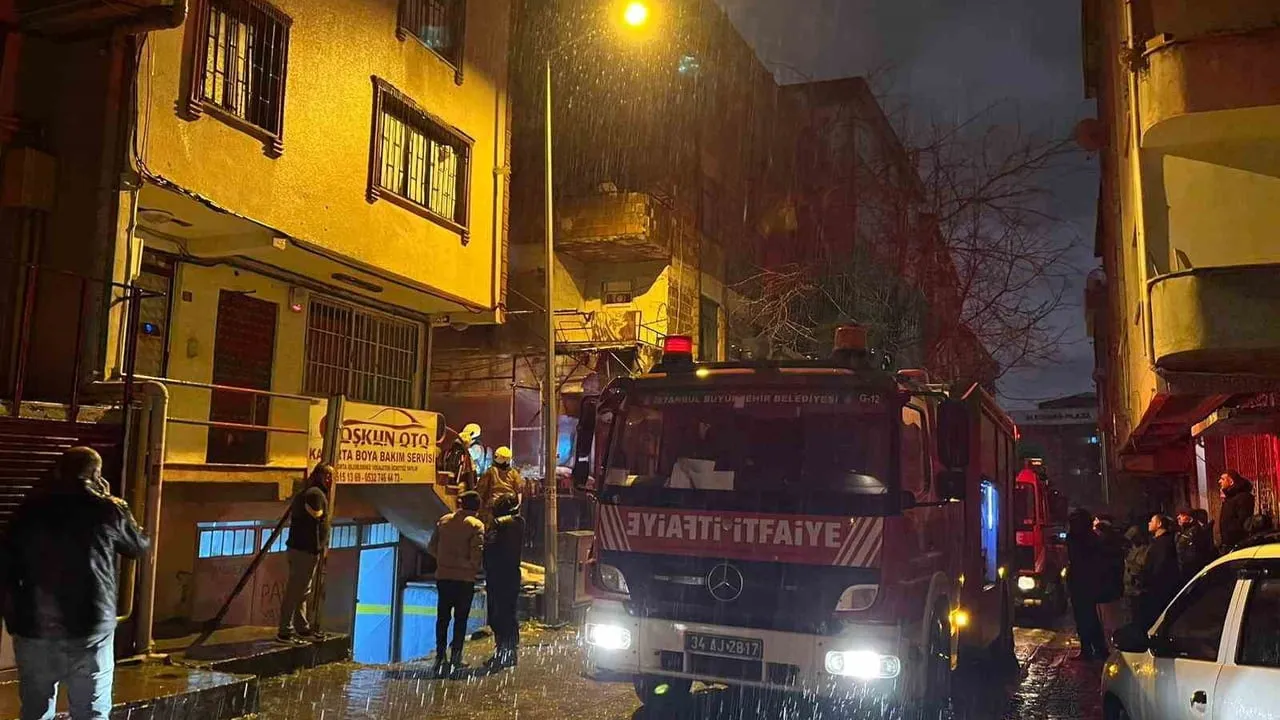 Bahçelievler'de hurda depo yangını; alevler bitişik binanın 1. katına sıçradı