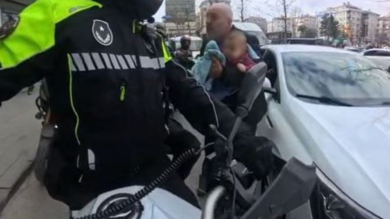 Bahçelievler'de motorize zabıta ekibi, yaralı 3 aylık bebeği trafik içinde hastaneye yetiştirdi