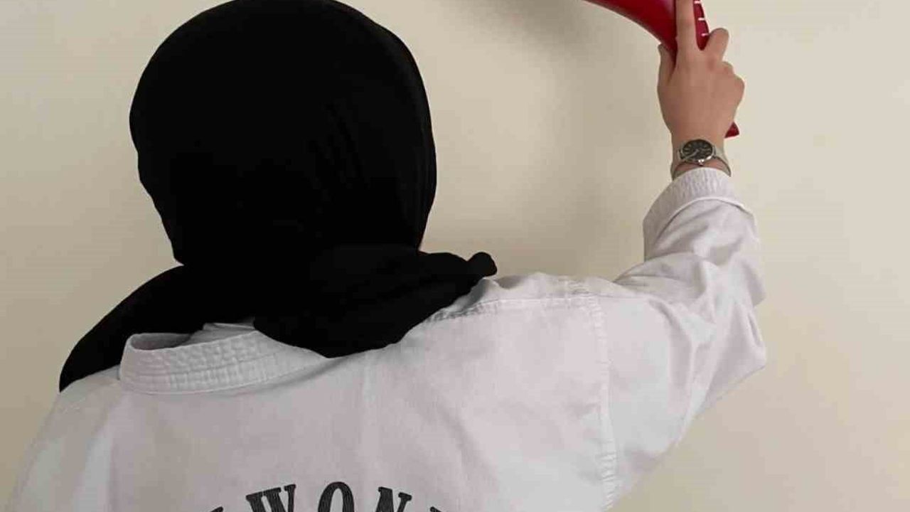 Bakan Göktaş’tan Bilecik’teki koruma altındaki çocuklara saat hediyesi