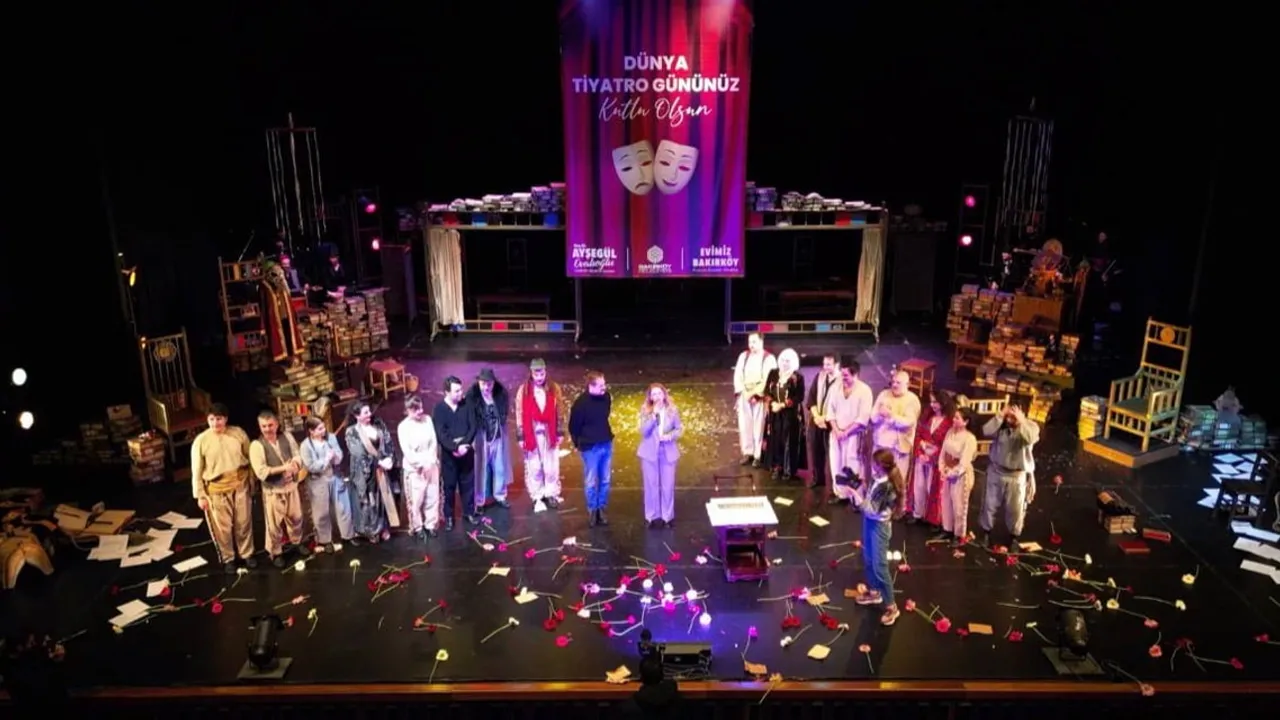 Bakırköy'de Dünya Tiyatro Günü'nde Aziz Nesin'in 'Eşeğin Gölgesi' ücretsiz sahnelendi