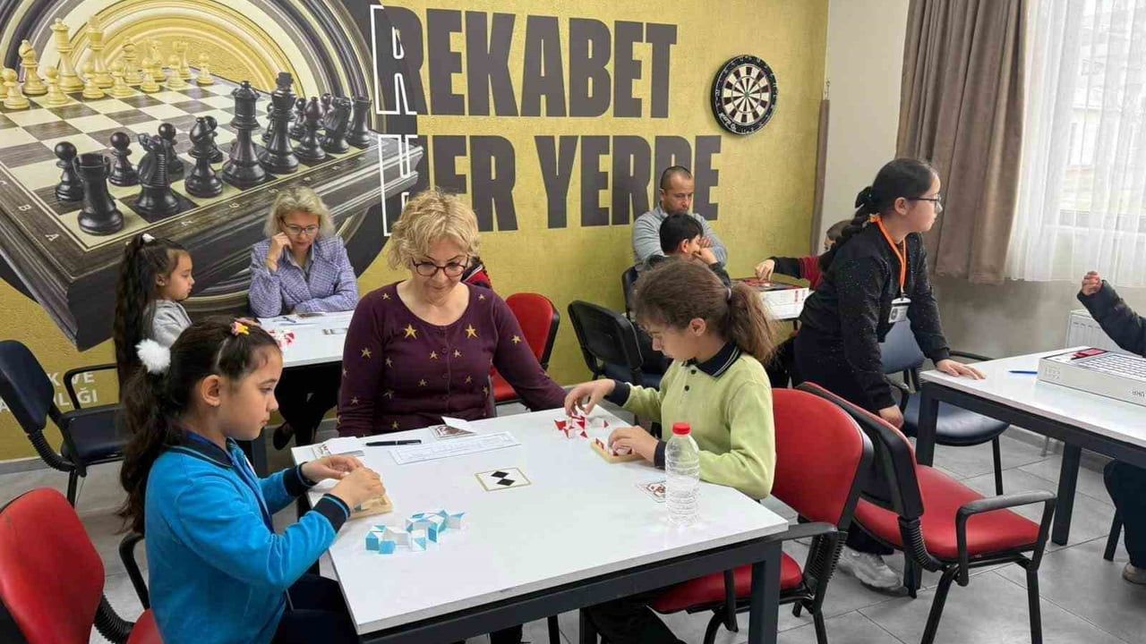 Balıkesir Burhaniye'de Türkiye Akıl ve Zeka Oyunları İlçe Turnuvaları başladı