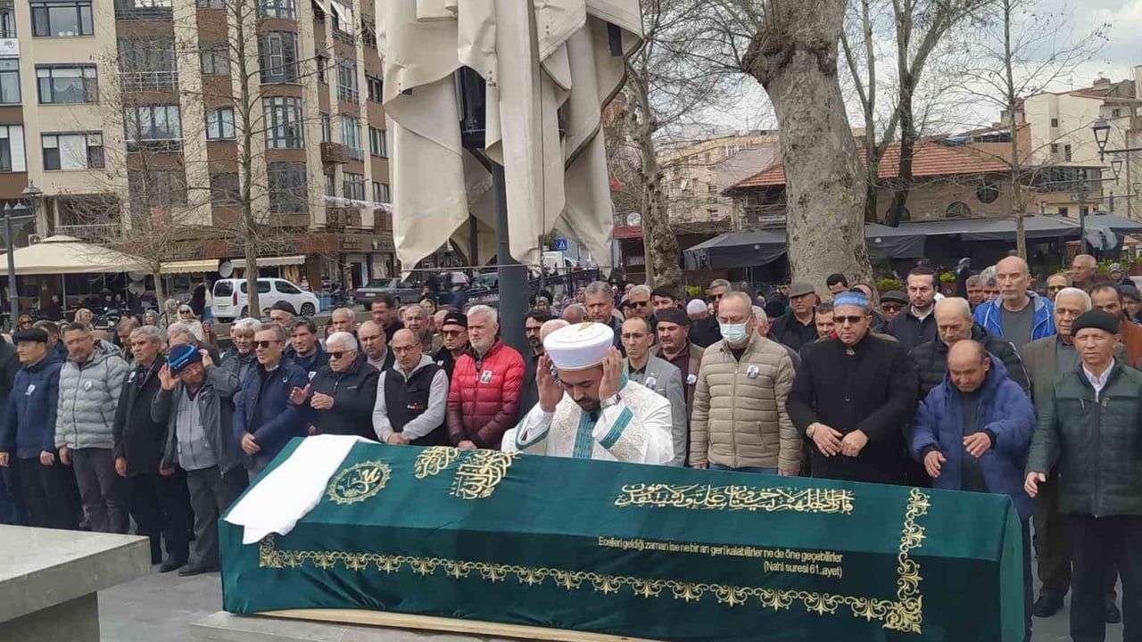 Balıkesir'de duayen gazeteci Mustafa Koçal (86) son yolculuğuna uğurlandı