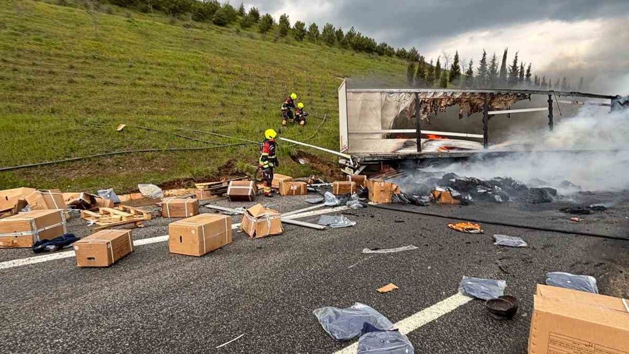 Balıkesir'de İstanbul-İzmir Otoyolunda Tır Yangını: 2 Yaralı