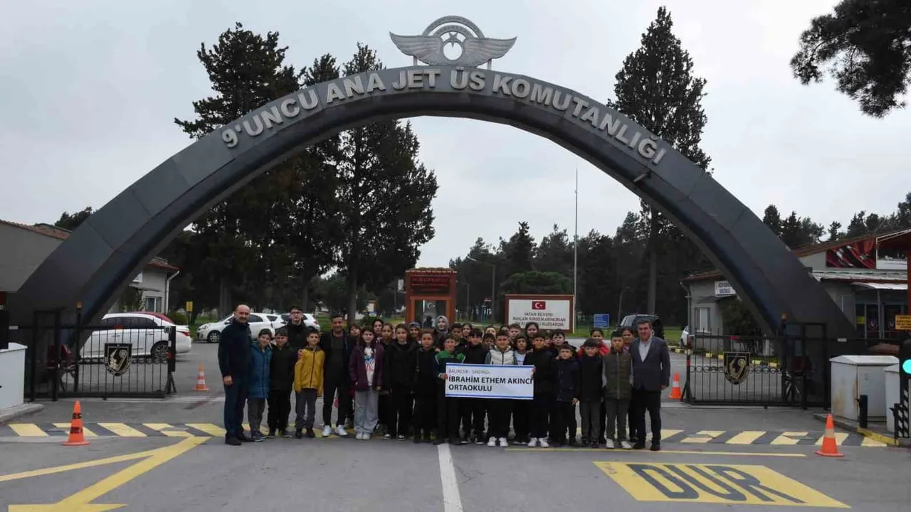 Balıkesir’de ‘Mehmetçikle Bir Gün’ Projesi: Ortaöğretim Öğrencileri 9’uncu Ana Jet Üs Komutanlığında Ağırlandı