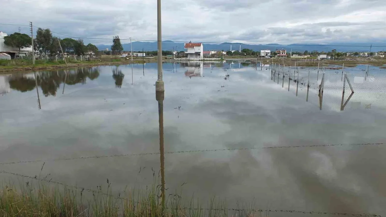 Balıkesir'de sağanak: Burhaniye ve Edremit'te yazlıklar ve tarım arazileri su altında