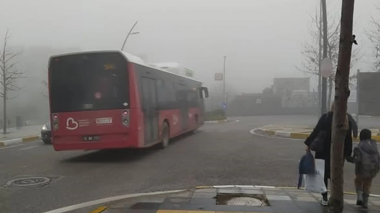 Balıkesir'de Yoğun Sis Ulaşımı Olumsuz Etkiliyor: Görüş 20 Metreye Kadar Düştü