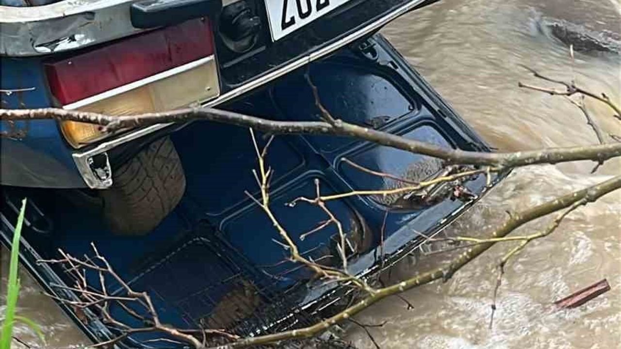 Balıkesir Sındırgı'da dere yatağında ters dönmüş otomobil ve erkek cesedi bulundu