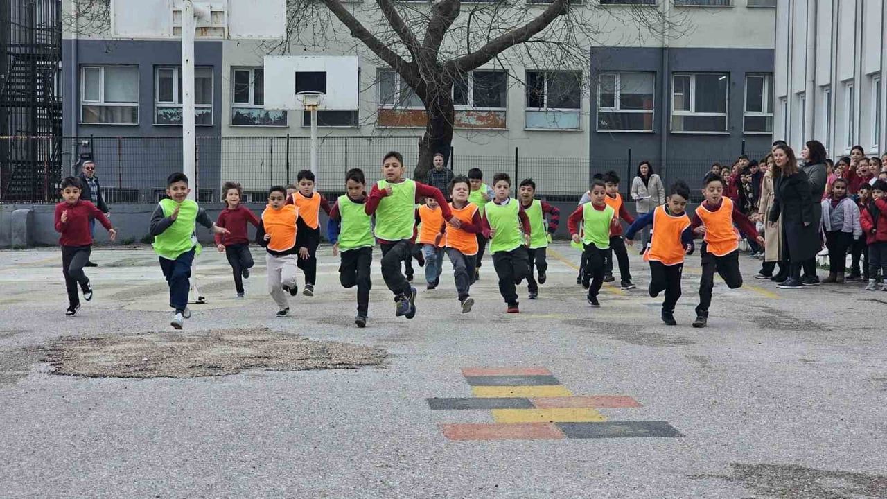 Bandırma'da D.O.S.T. Projesi Kapsamında 17 Eylül İlkokulu'nda Atletizm Seçmeleri Yapıldı