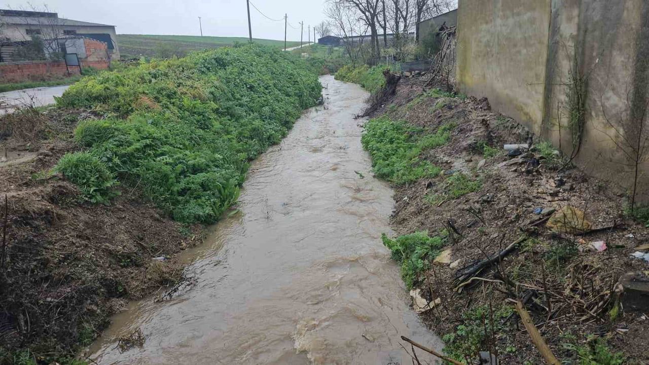 Bandırma kırsalında kuvvetli sağanak tarlaları ve ulaşımı etkiledi