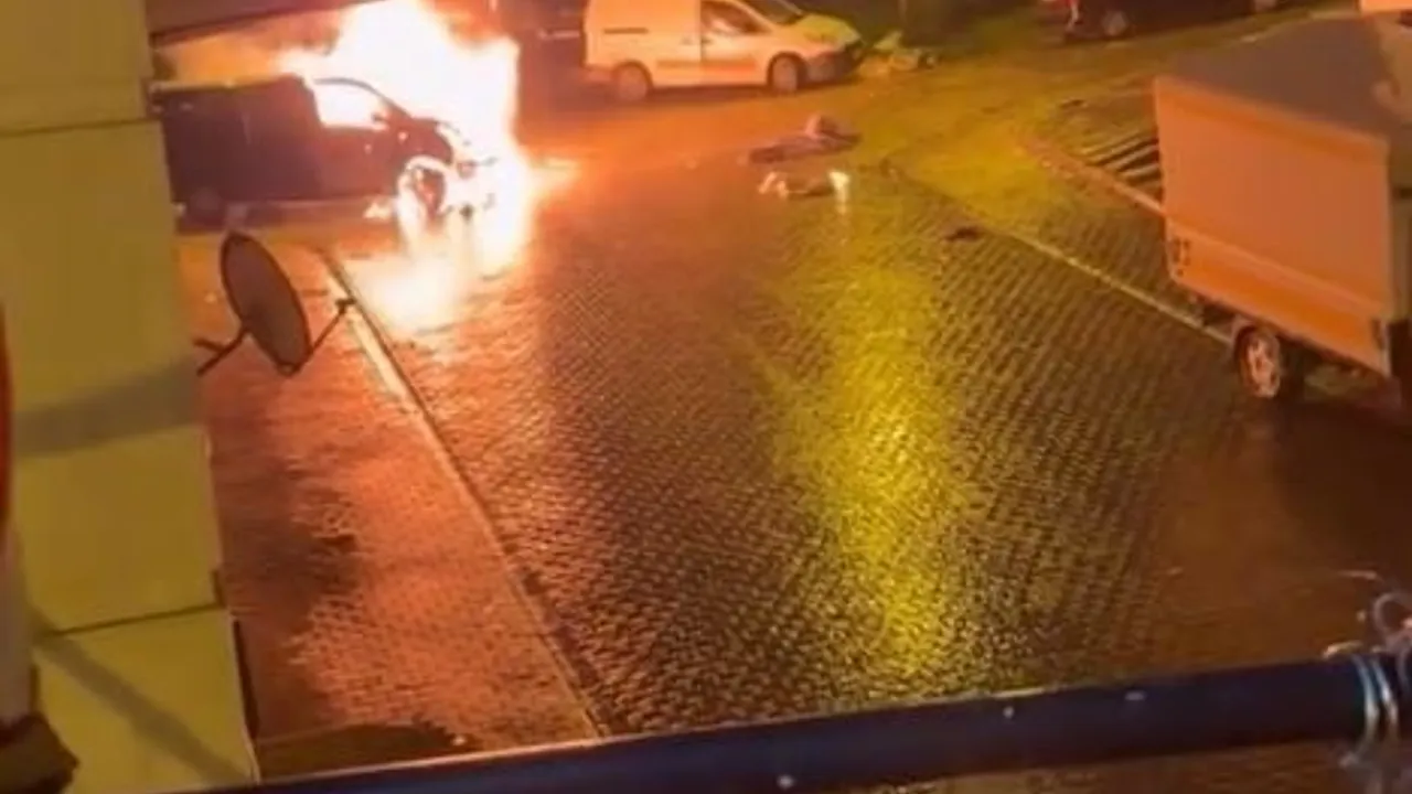 Başakşehir Güvercintepe'de araç yangını: İtfaiye müdahalesi ve cep telefonu görüntüleri