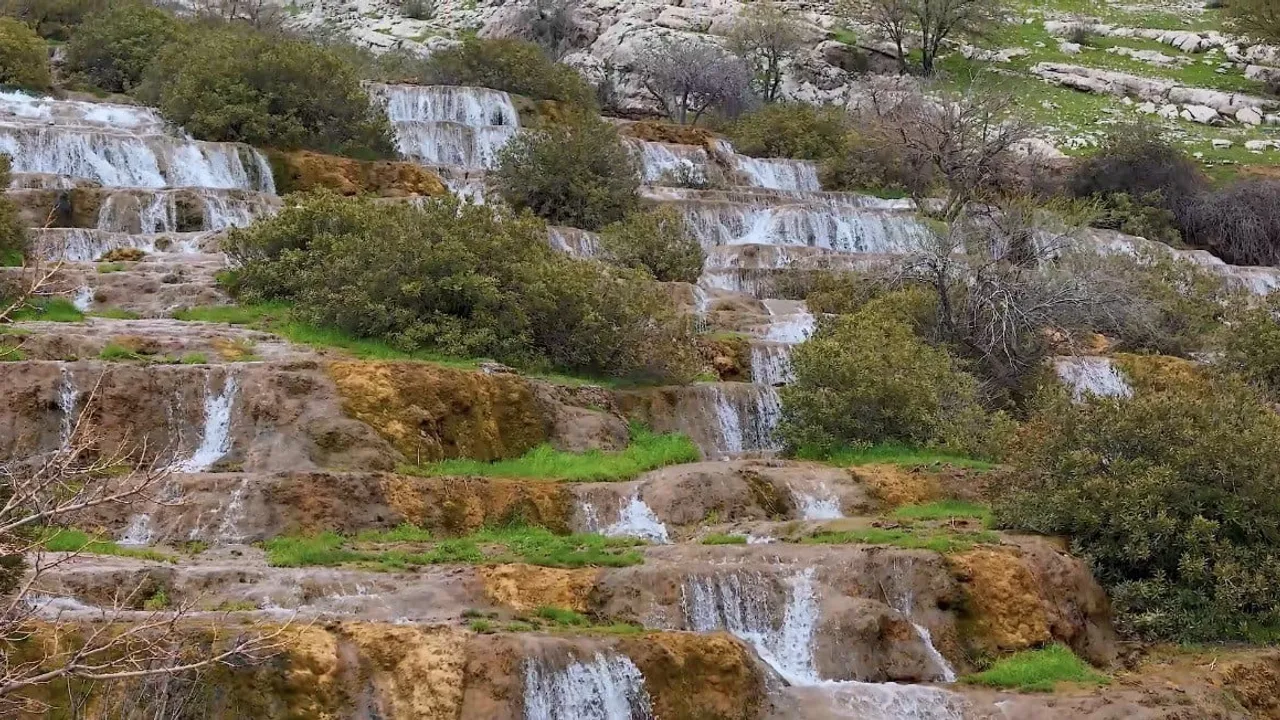 Başdeğirmen Şelalesi, Mardin Kızıltepe'de doğaseverlerin ilgisini çekiyor