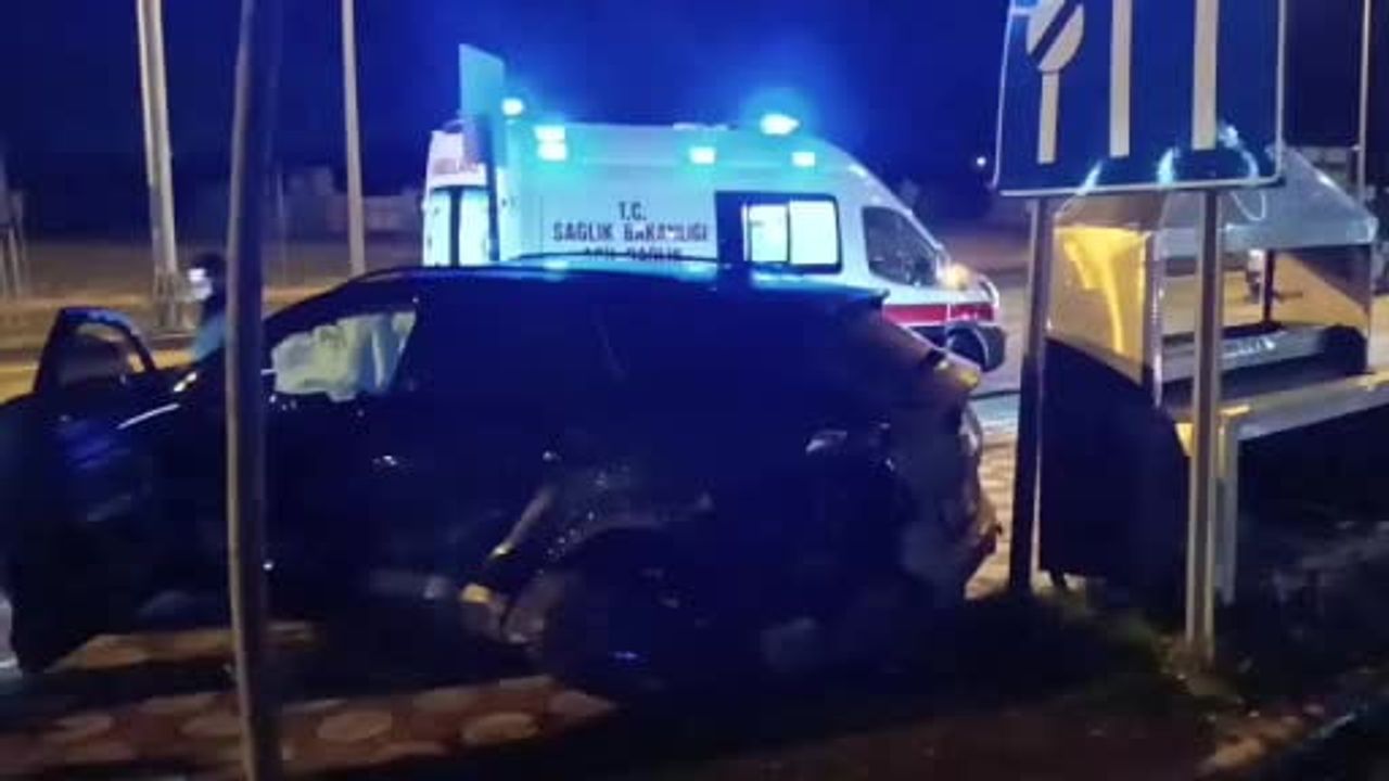 Batman'da Çöplük Kavşağı'nda iki otomobil kafa kafaya çarpıştı: 1 yaralı