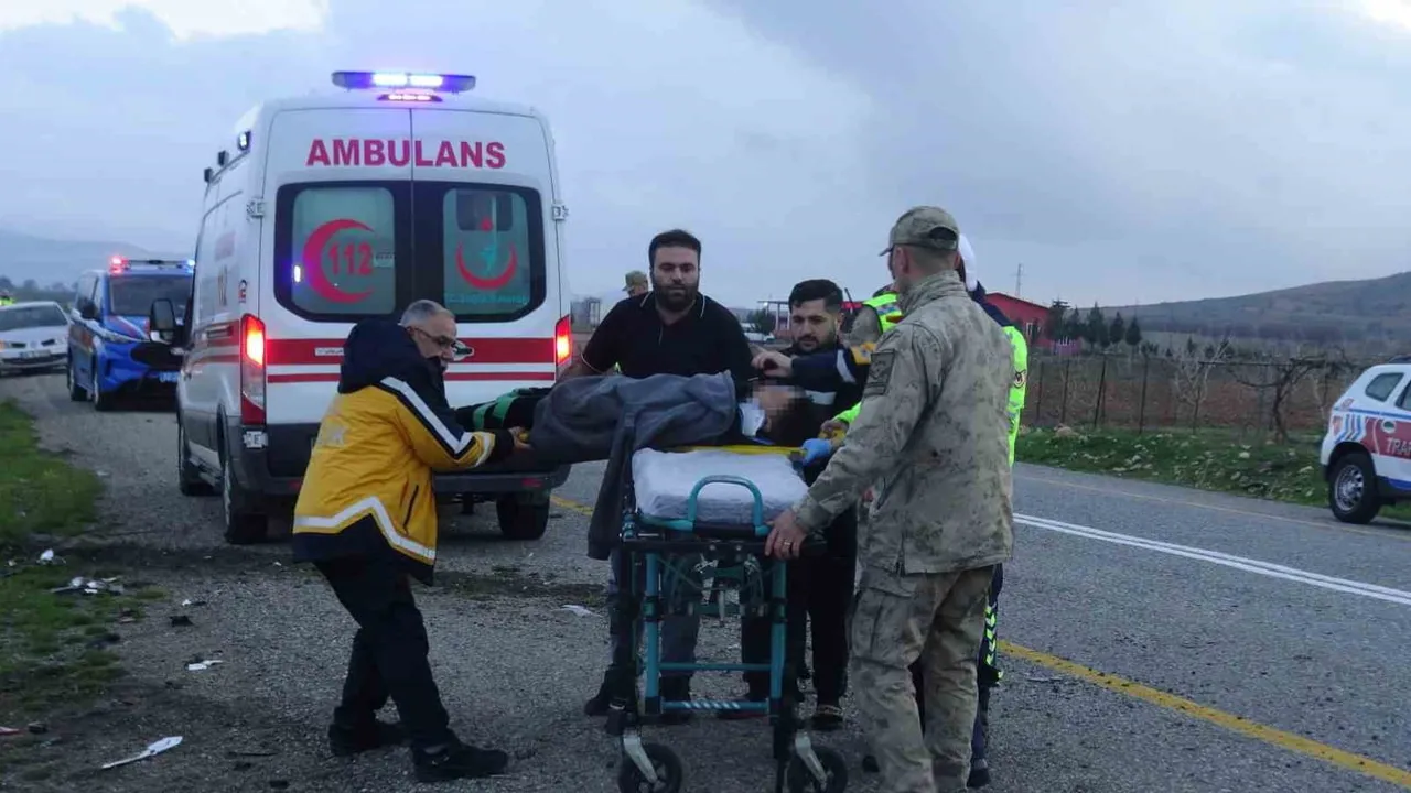 Batman'da Gercüş yolunda otomobil direğe çarpıp takla attı: 5 yaralı