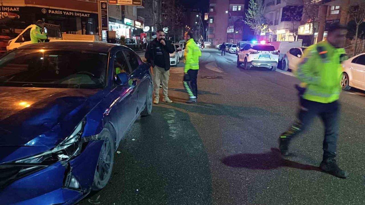 Batman'da otomobil önce yayaya sonra park halindeki araca çarptı: 1 yaralı