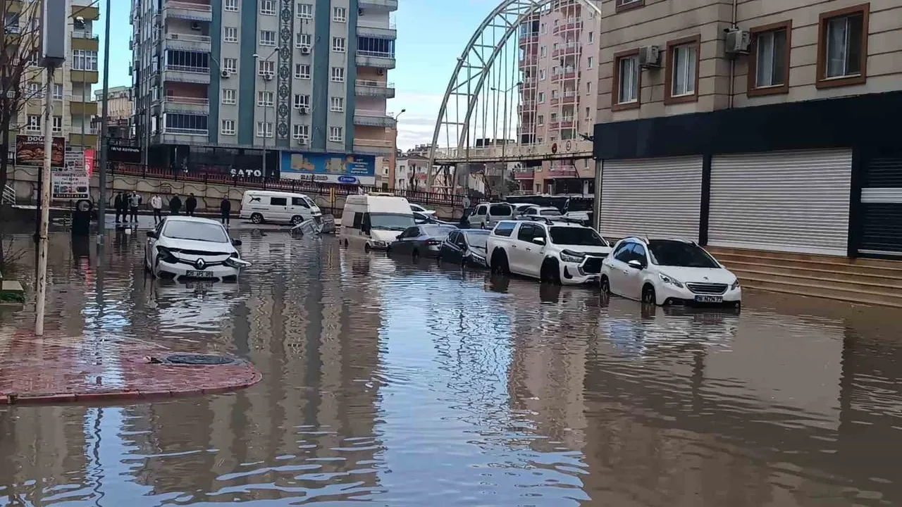 Batman'da sağanak yağış cadde ve sokakları su altında bıraktı