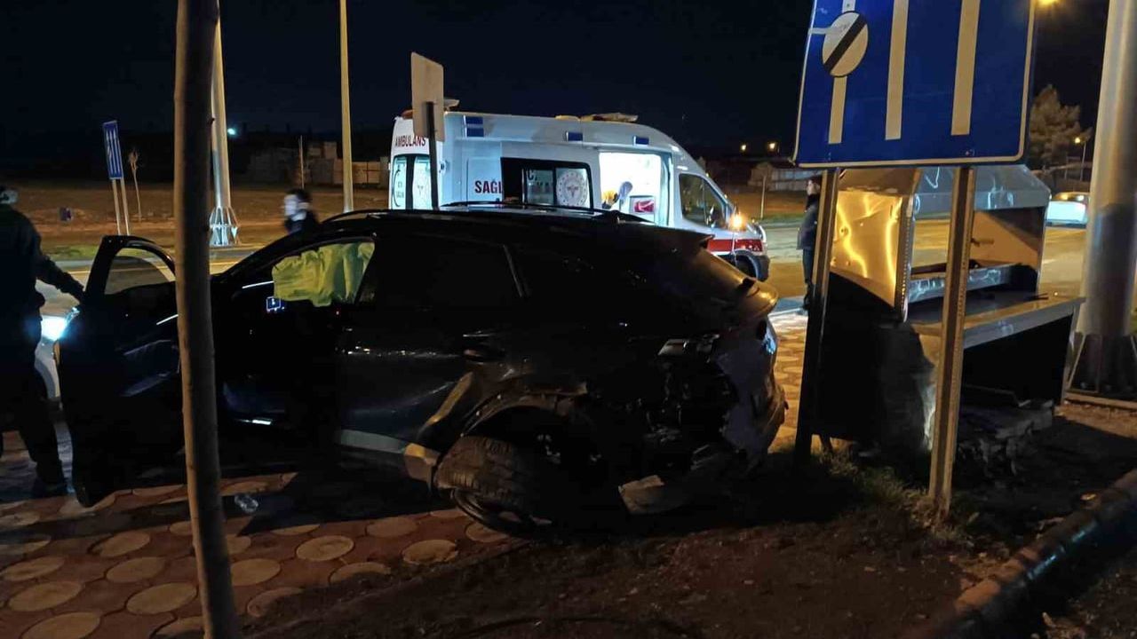 Batman'da Siirt Çevre Yolu'nda iki otomobil çarpıştı: 1 yaralı