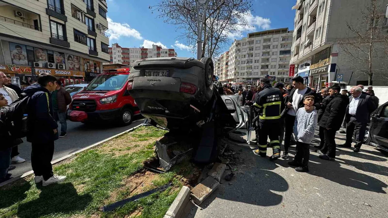 Batman merkezinde kontrolden çıkan otomobil refüje çarpıp ters döndü: 1 yaralı